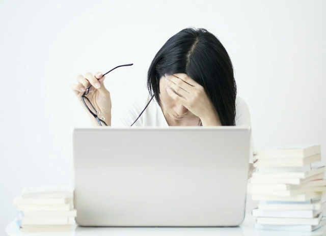 パソコン作業で目が疲れている女性